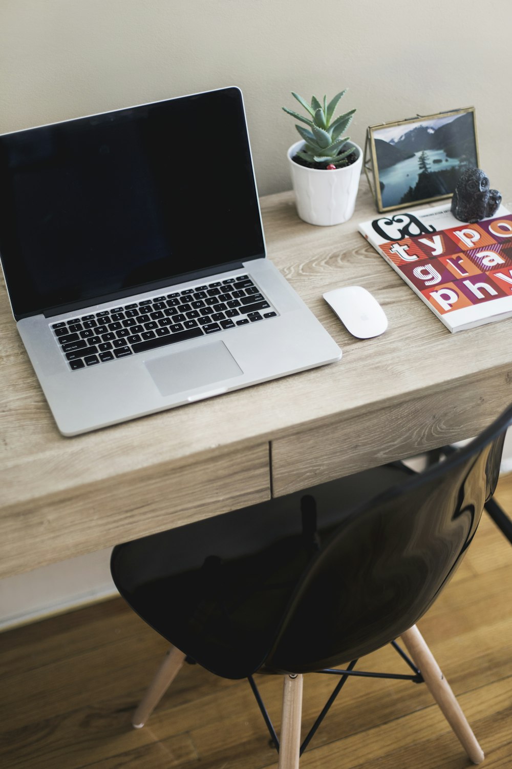 テーブルの上に置いてあるMacBook ProとMagic Mouse