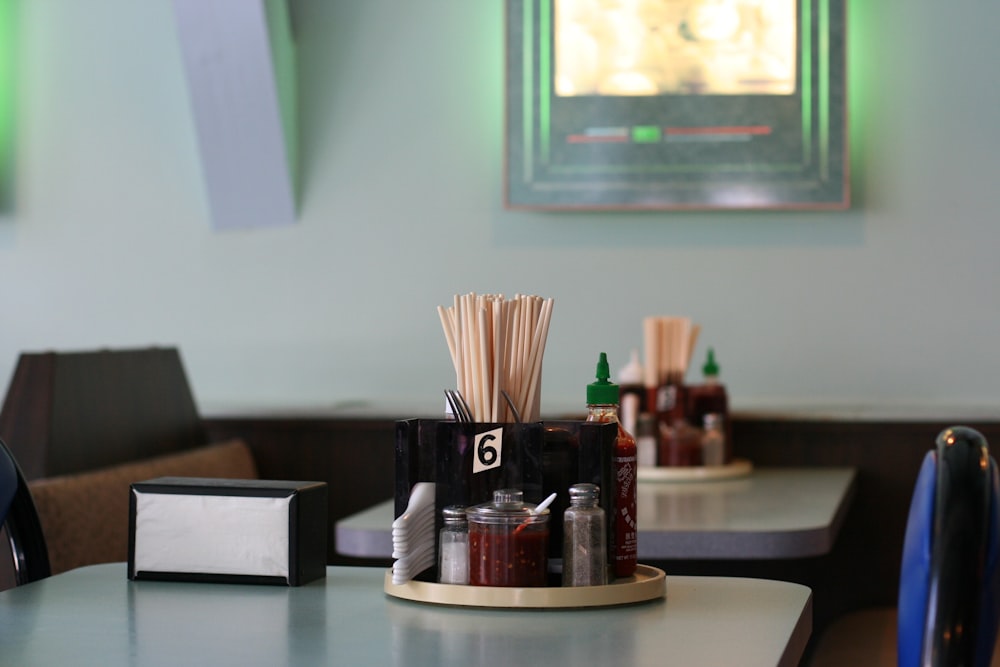 Photographie à faible mise au point de bouteilles de condiments sur table