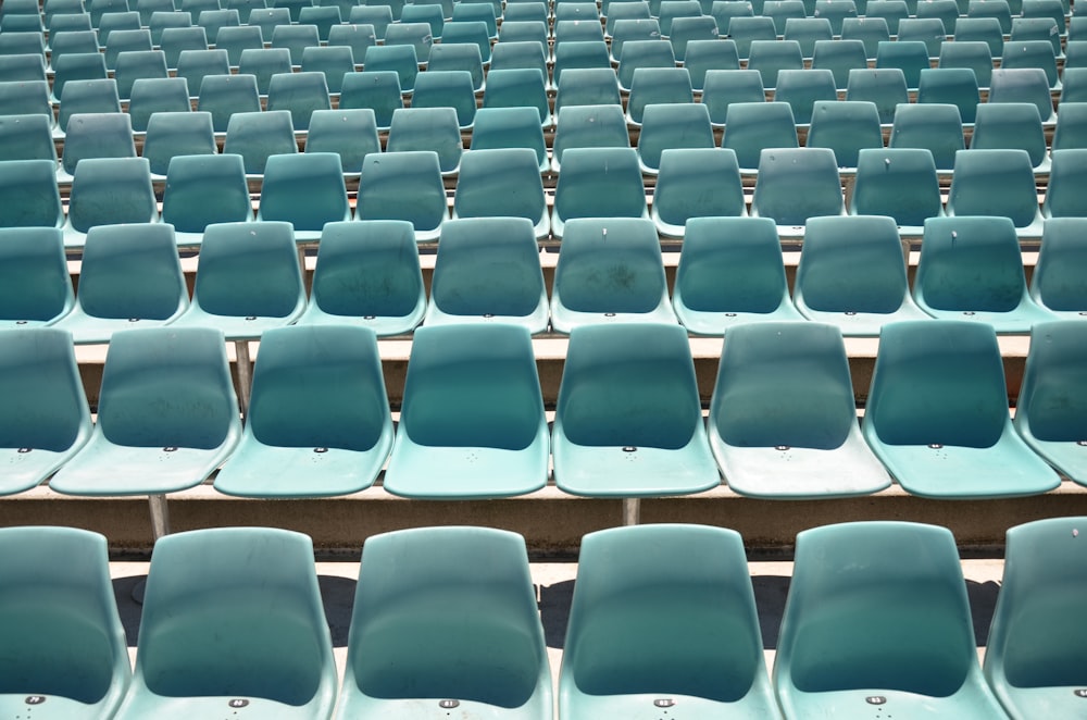 Foto de los asientos del estadio verde azulado