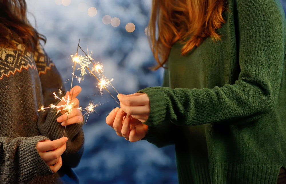 zwei Mädchen halten Feuerwerkskörper in der Hand