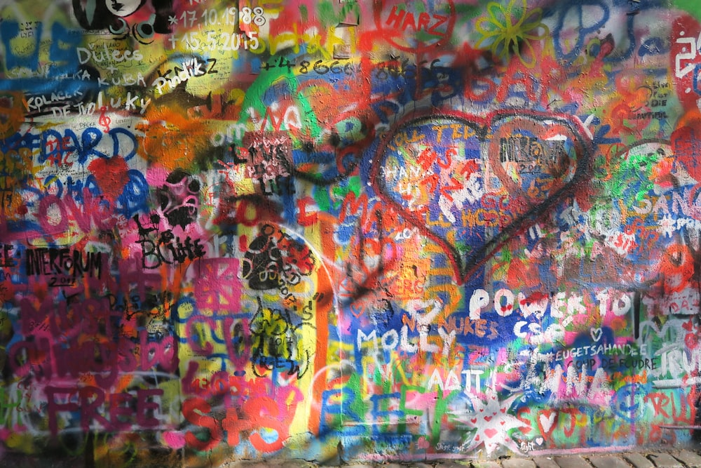 콘크리트 벽에 여러 가지 빛깔의 낙서