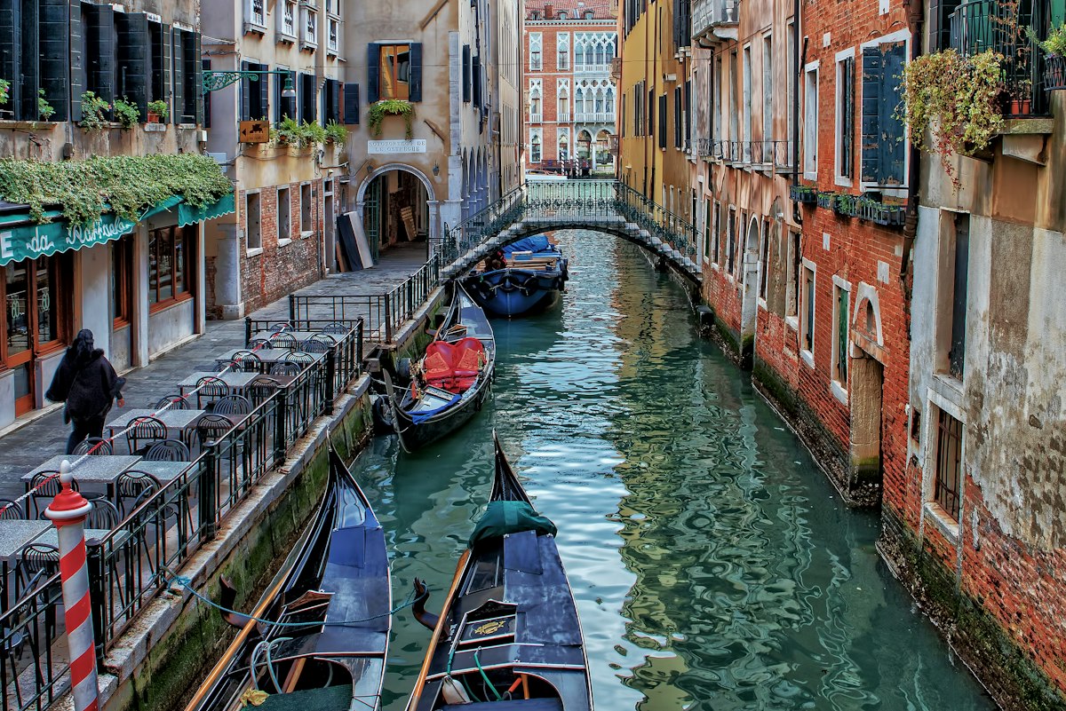 Canal de Venecia con góndolas y edificios históricos