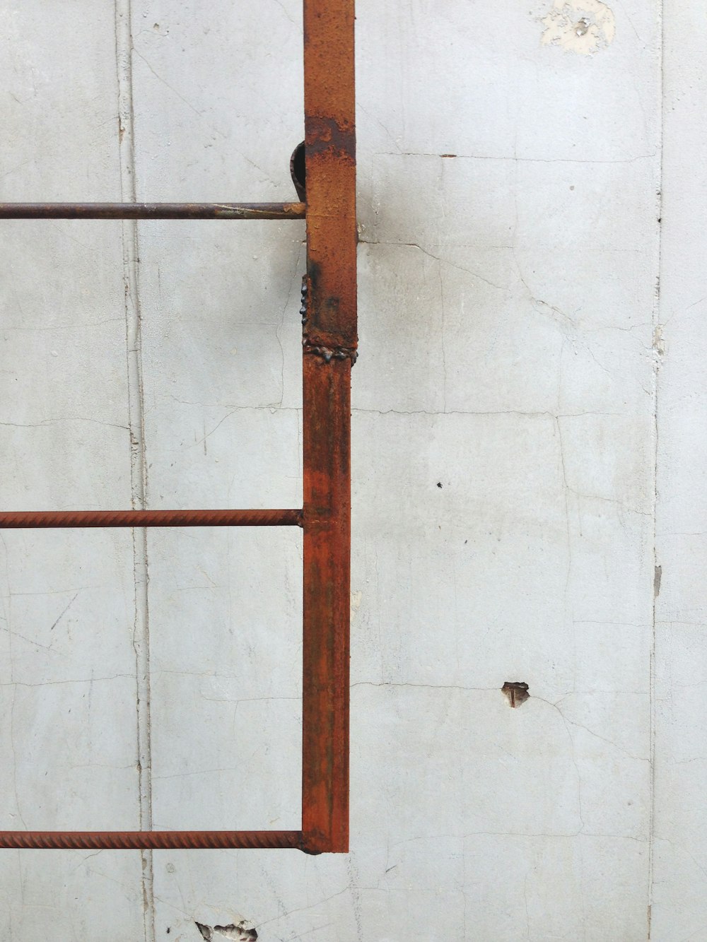 Escalera de metal marrón en la pared