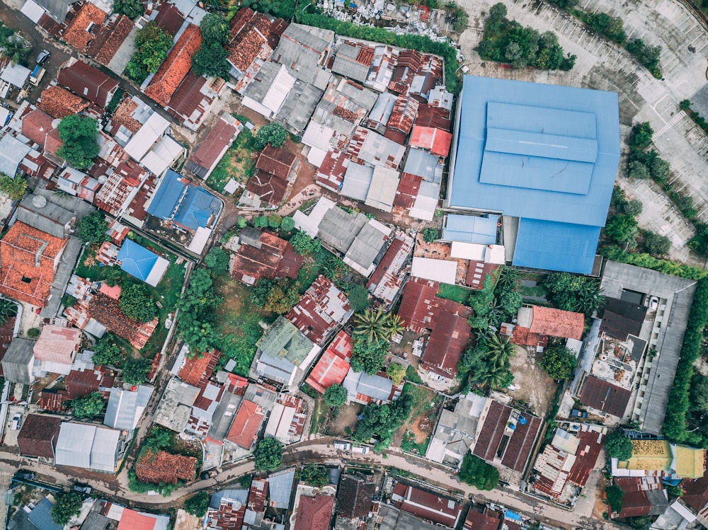 Photographie aérienne de maisons et de bâtiments