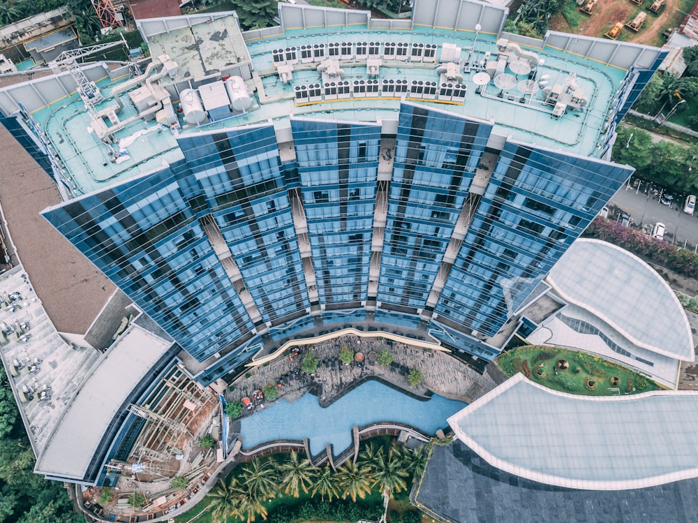青い建物の魚眼レンズ航空写真