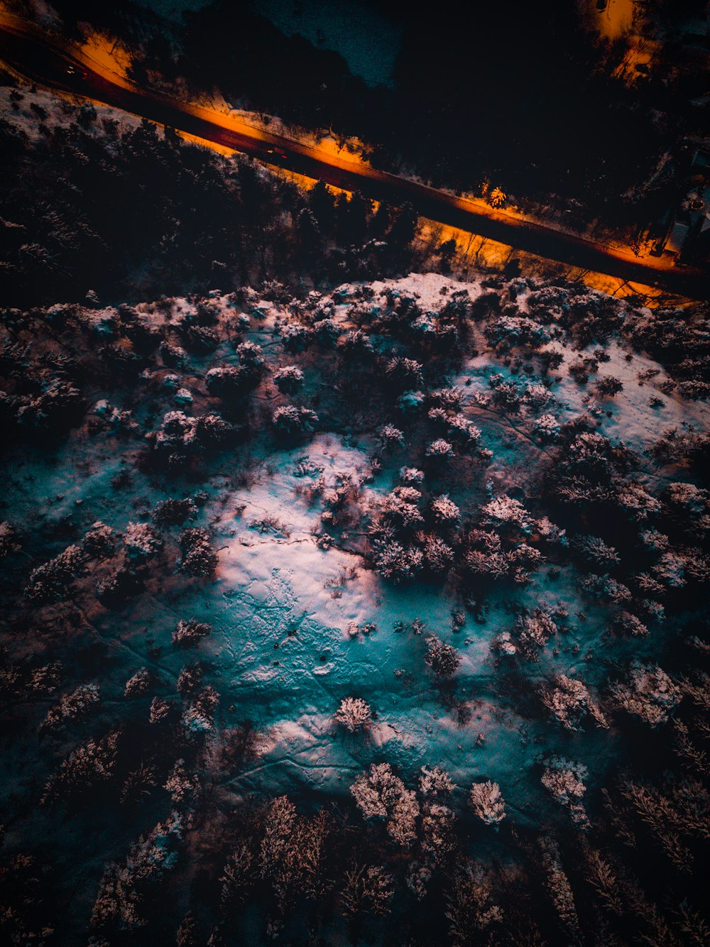 Una vista aérea de un campo cubierto de nieve por la noche