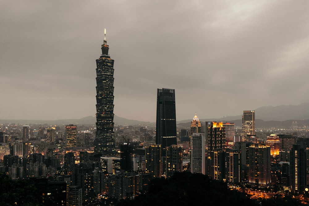 Edificio de gran altura durante el día