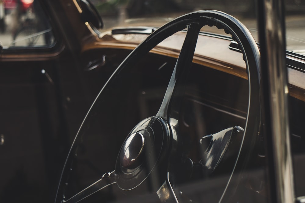 black steering wheel in selective focus photography