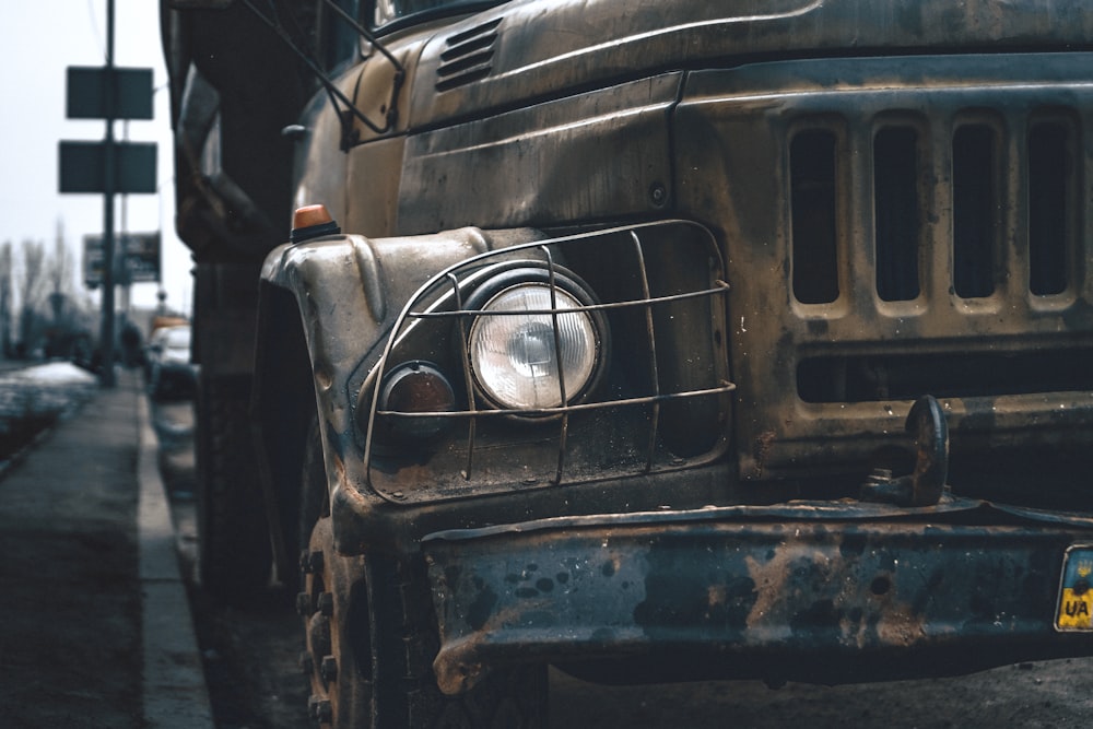 closeup photo of gray vehicle on road