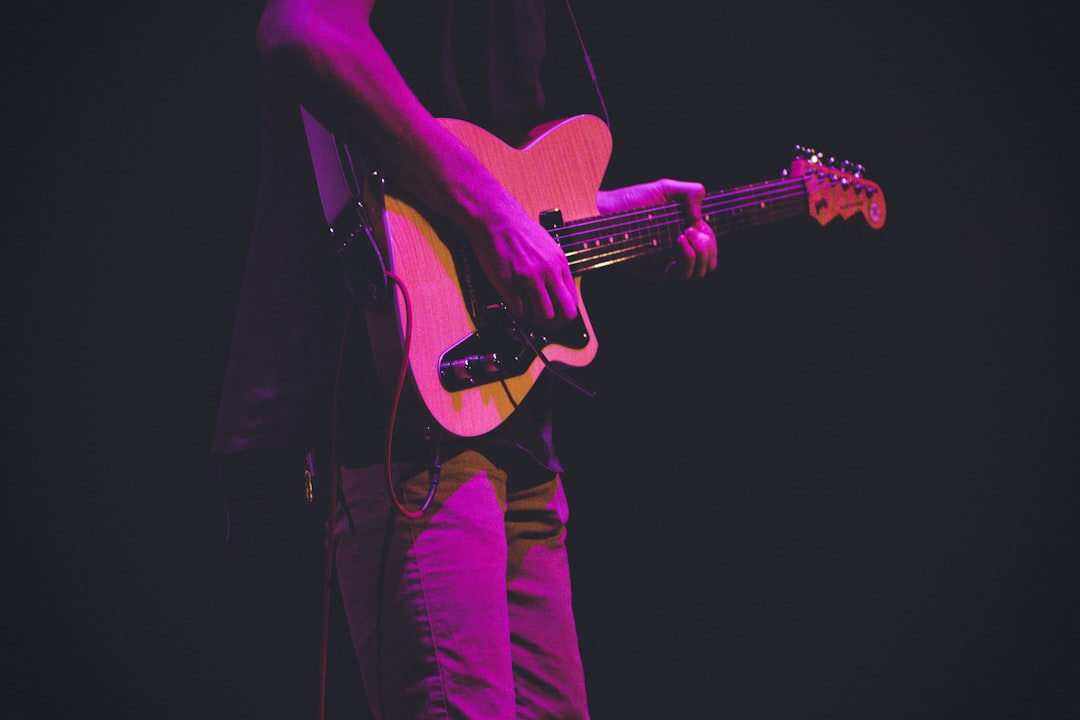 Розовая гитара Эстетика. Музыкант 1080×1920.
