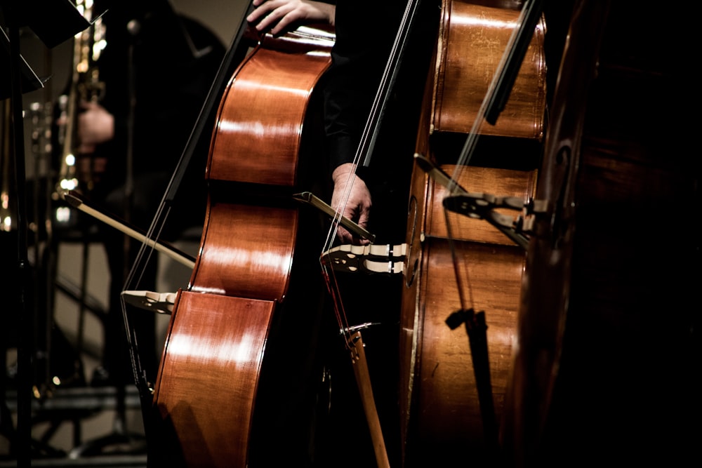 Person, die Cello spielt