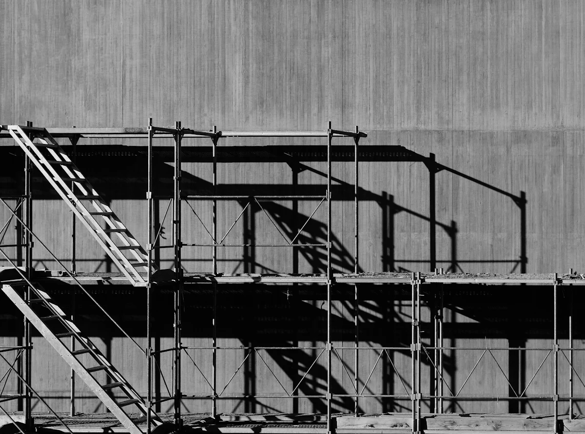 Material de andamio apilado en obra