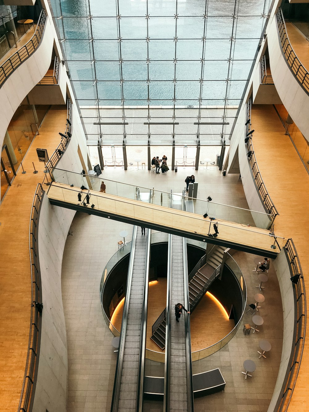 Foto aérea de una persona usando escaleras mecánicas en interiores