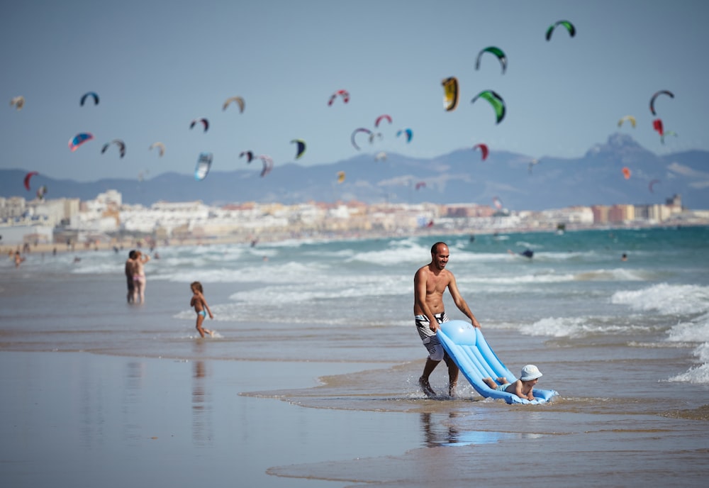 personnes nageant sur la plage pendant la journée