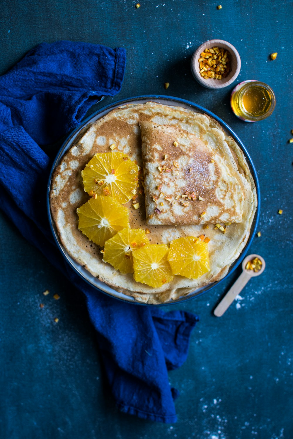 pão pita no prato azul ao lado da colher de plástico branco