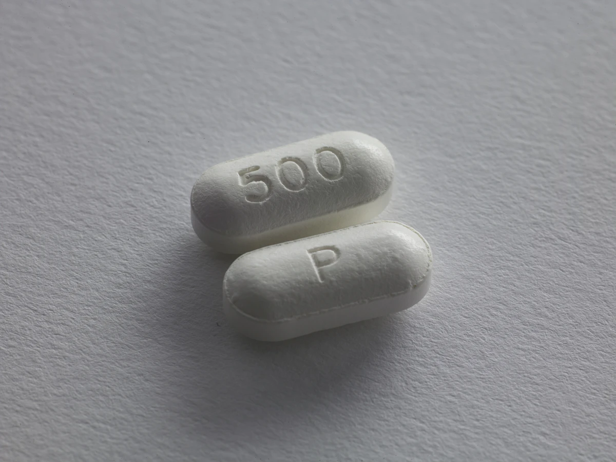 Cliente recorrente da farmácia escolhendo medicamento de uso contínuo no balcão