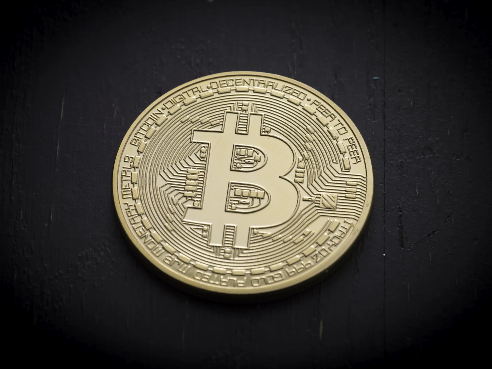 Artikelafbeelding voor: Bitcoin zakt onder €69.000: geopolitiek en hogere rentes drukken de markt