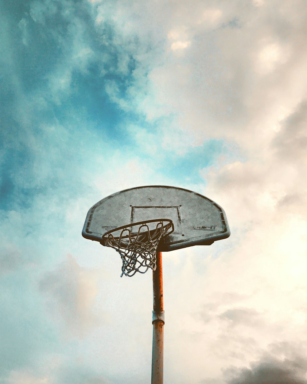 Vista a occhio di verme del tabellone da basket