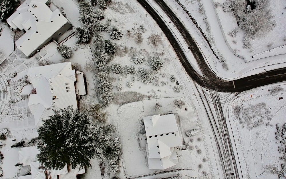 Fotografía aérea de casas cubiertas de nieve