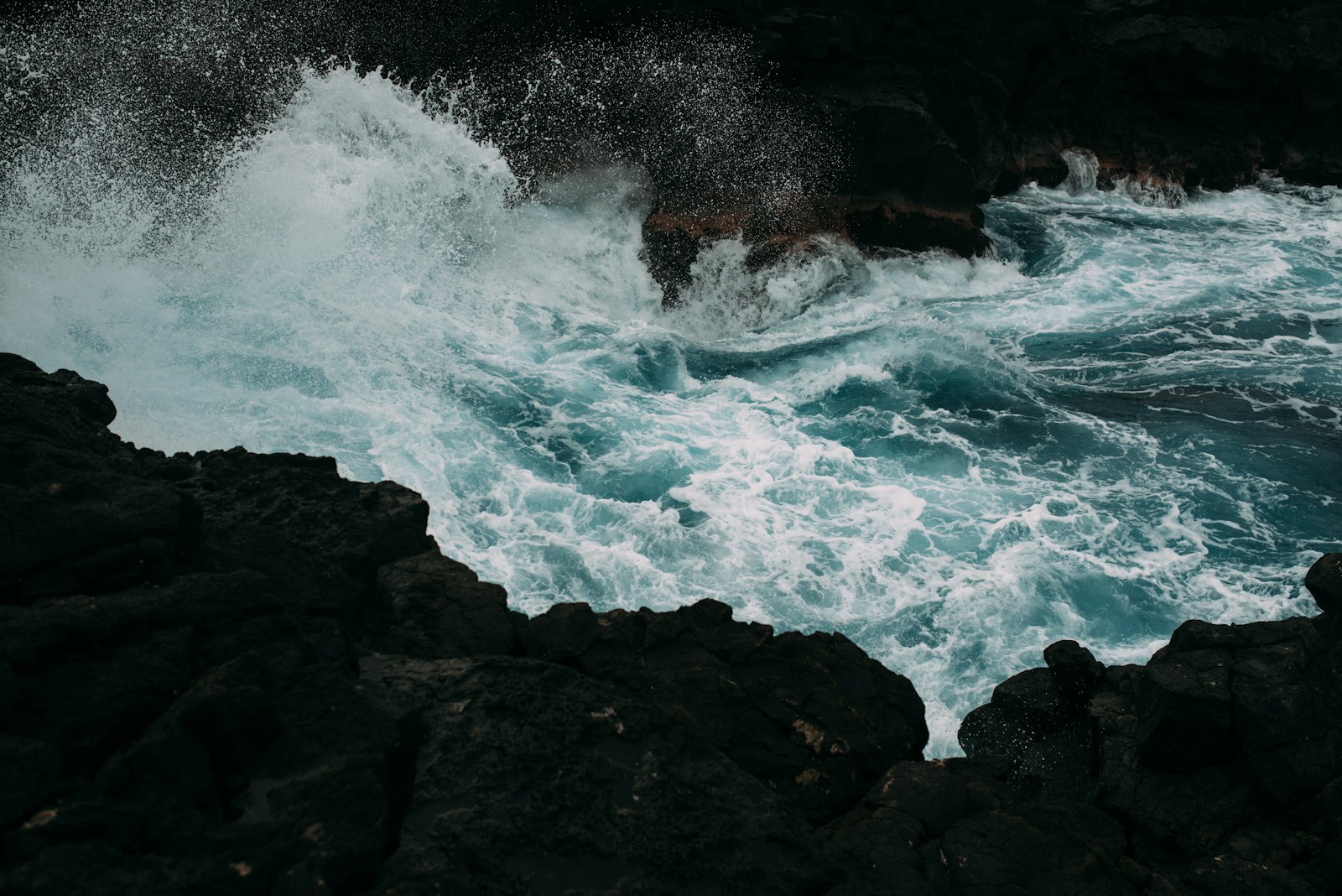 Nikon D800 + Sigma 35mm F1.4 DG HSM Art sample photo. Ocean wave near rock photography