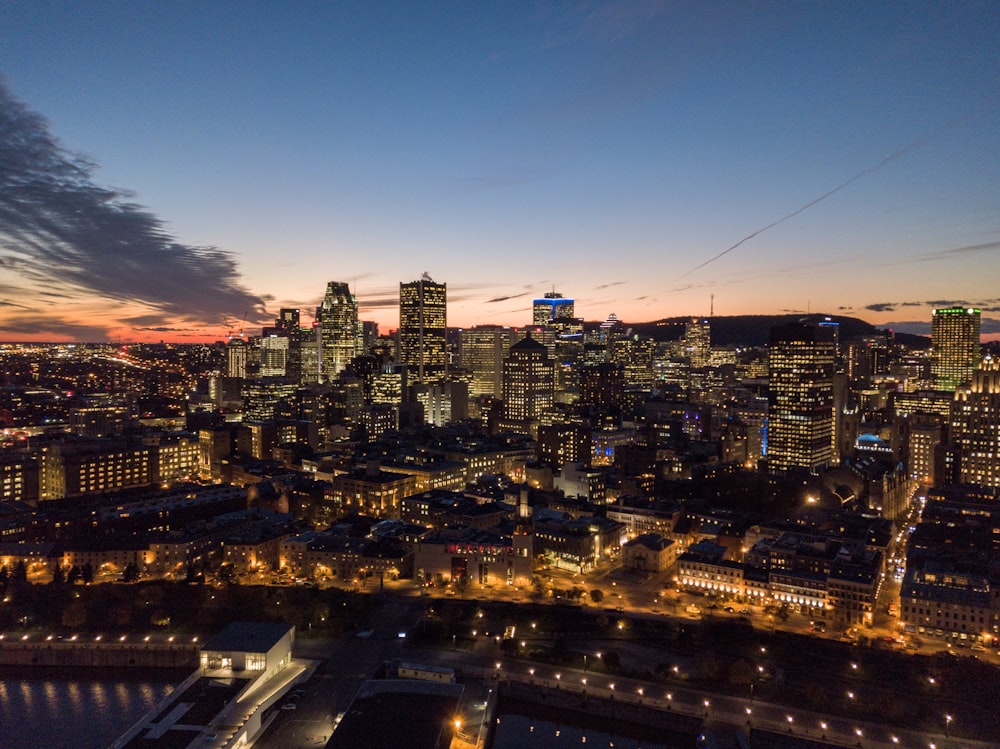 Photographie aérienne d’un gratte-ciel pendant la nuit