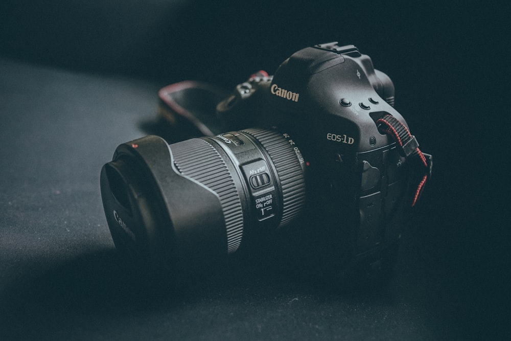 선택적 초점 촬영 블랙 캐논 EOS 1D 카메라