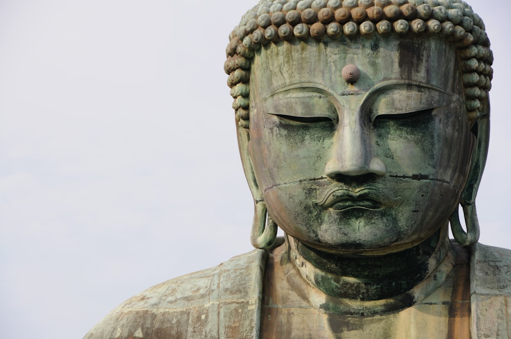 Buddha-Statue aus grauem Beton