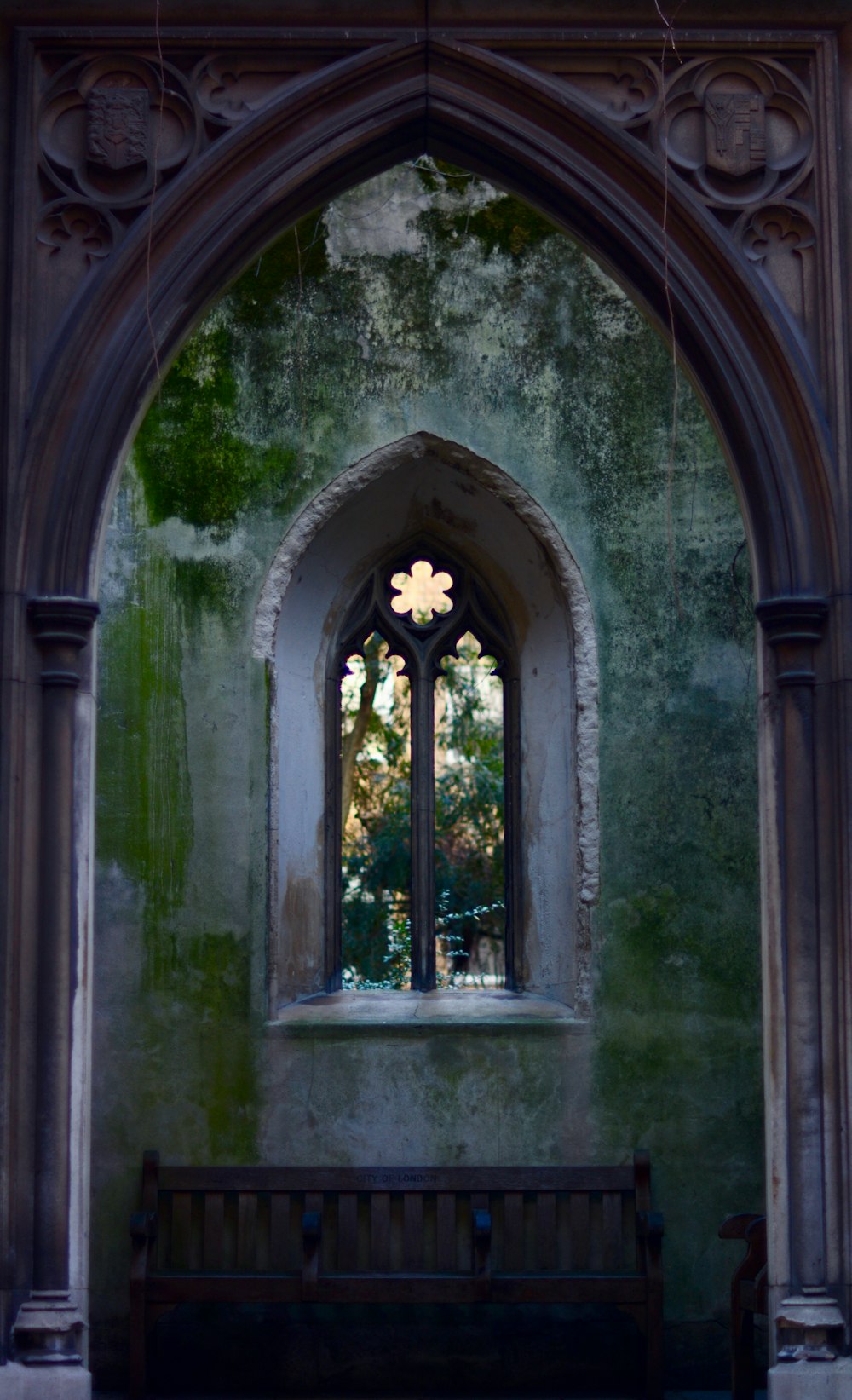 Kirchenbank unter dem Fenster