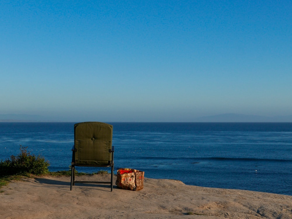 fauteuil marron près du bord de mer