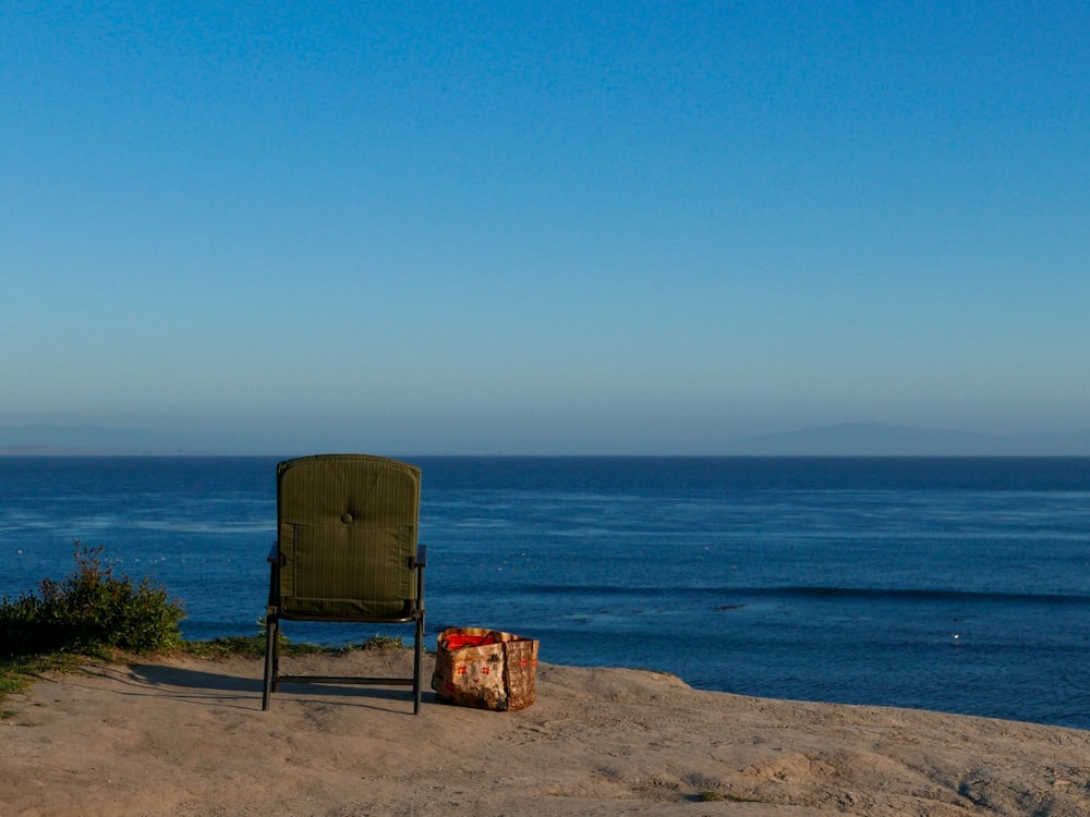 sillón marrón cerca de la orilla del mar