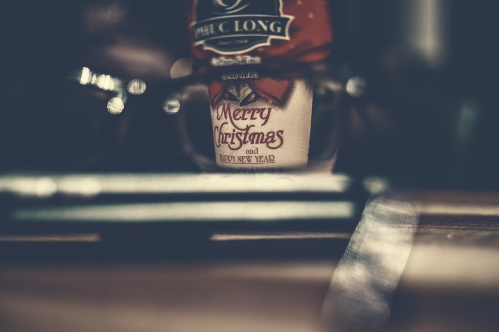 fotografia macro da garrafa rotulada de Feliz Natal