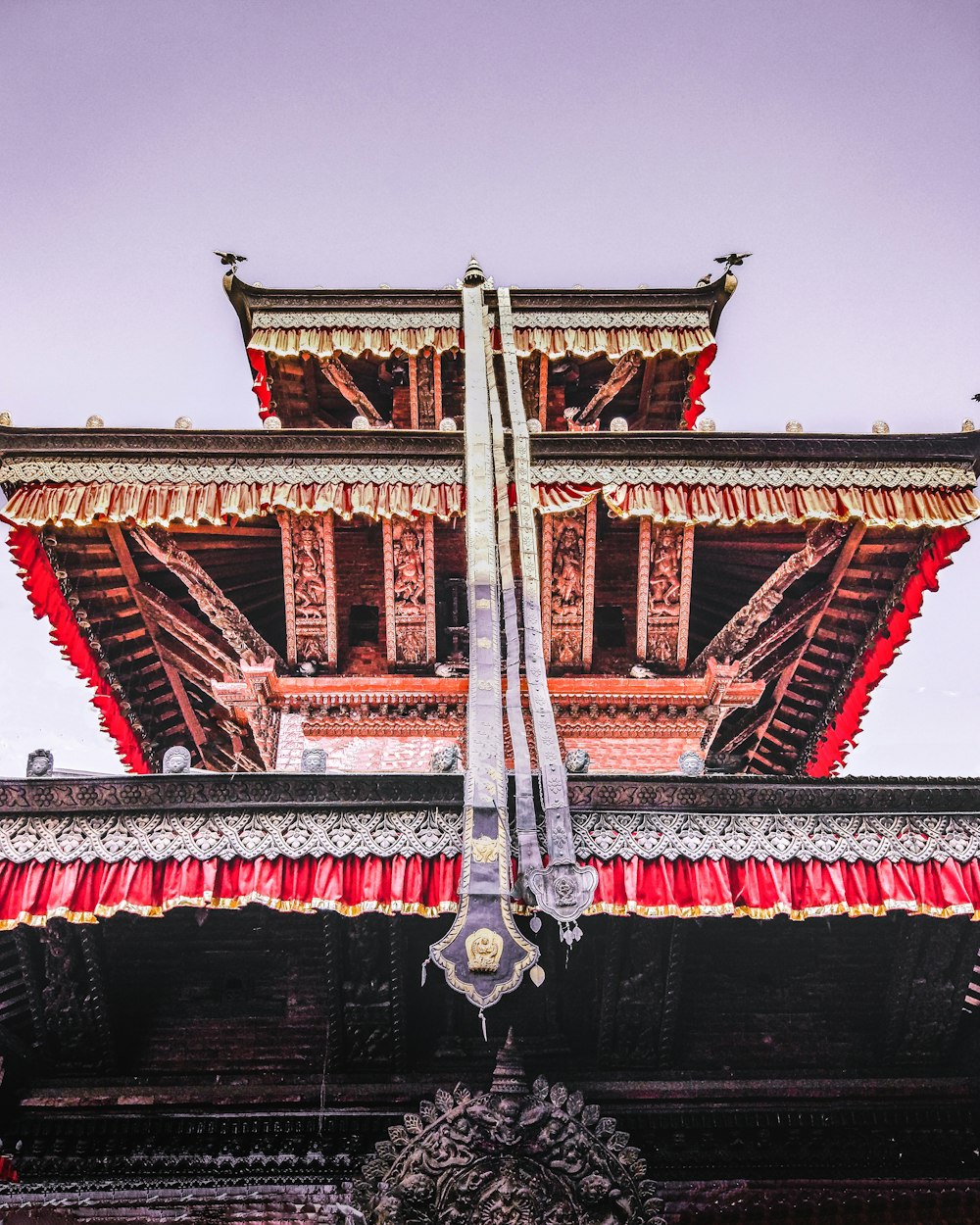 Templo de la pagoda roja y marrón