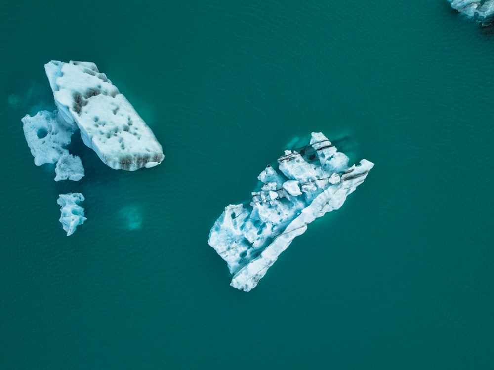 plan d’eau avec iceberg le jour