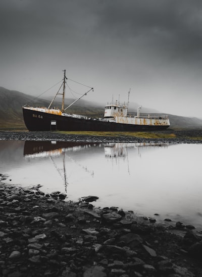 BA64 Ship - От Beach, Iceland