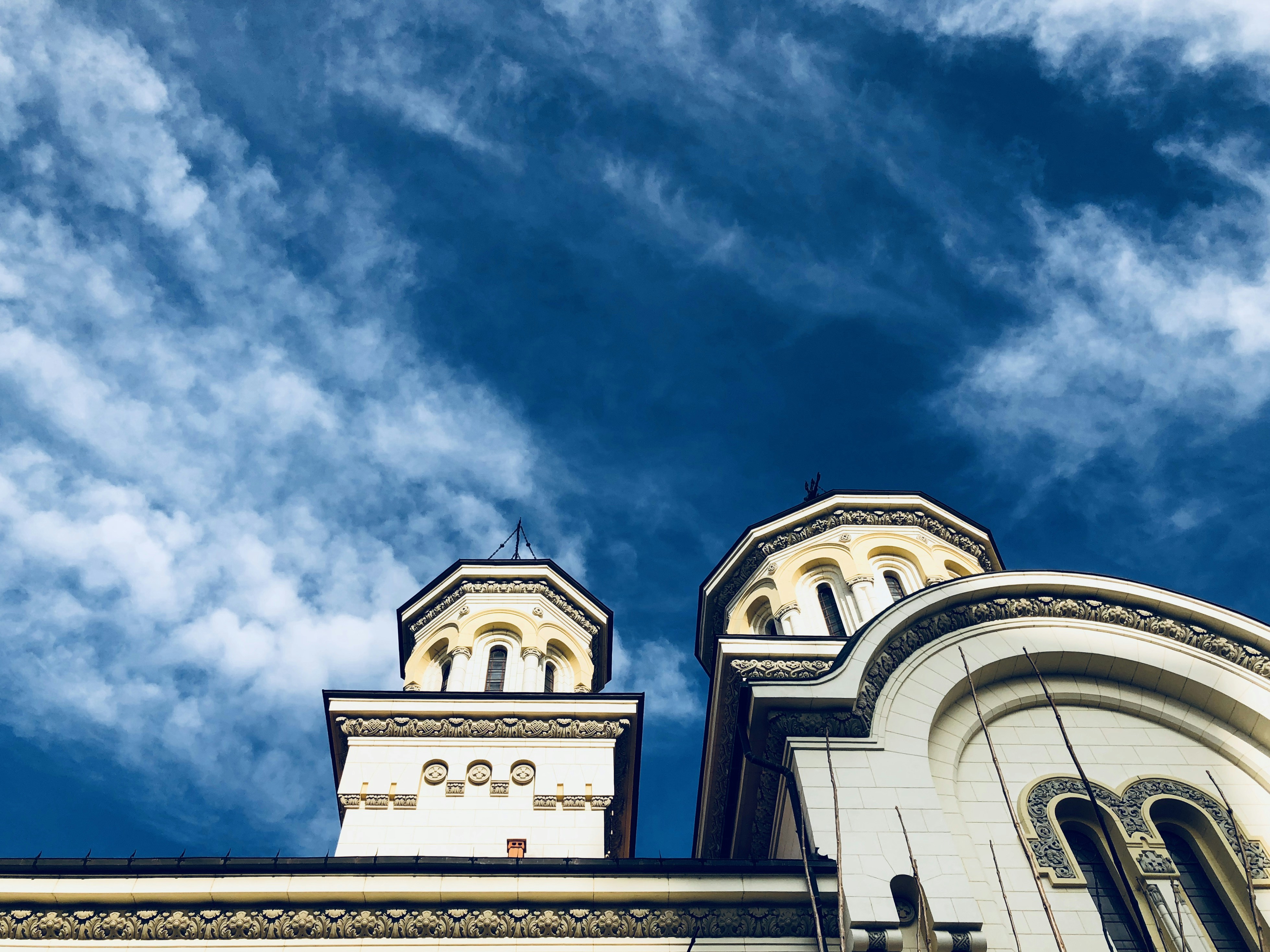 好，用户让我写一篇关于大理古城的新闻报道，标题是大理古城焕发新活力，古韵与现代的完美融合。首先，我需要确定文章的结构，通常包括引言、主体和结论