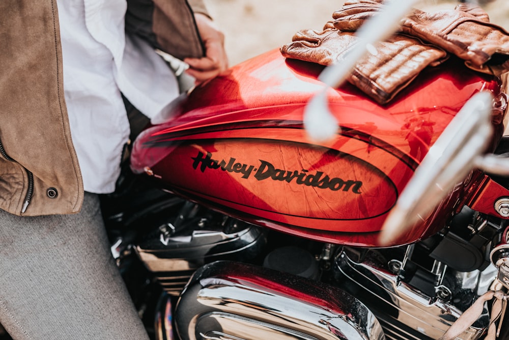 赤と黒のハーレーダビッドソンのオートバイタンク