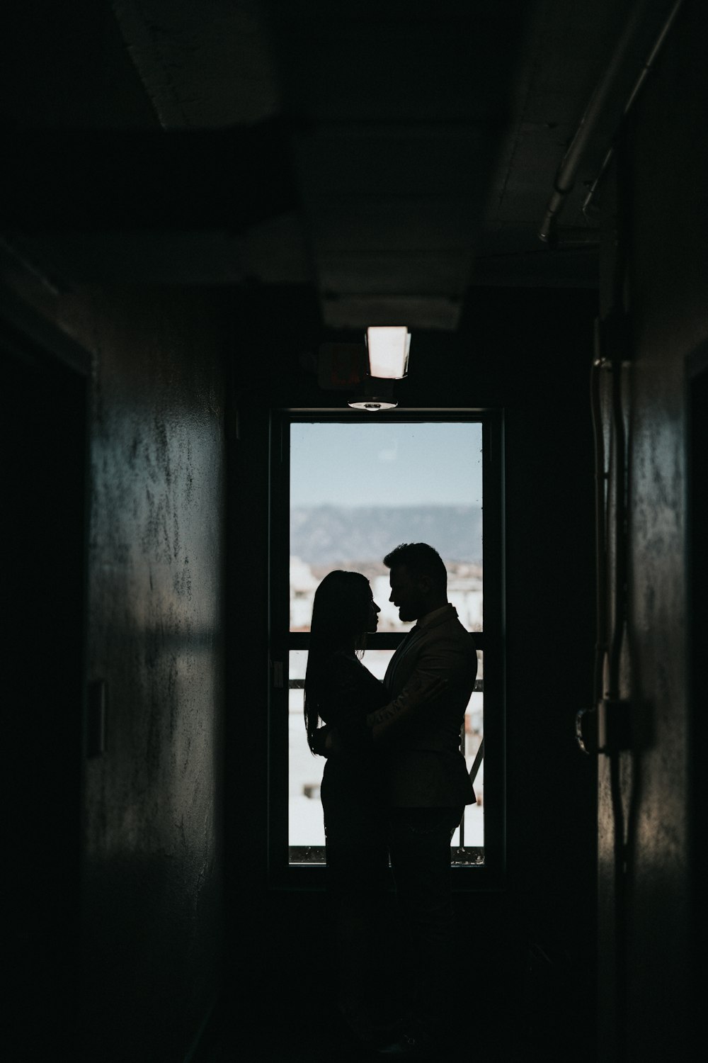 Silueta de pareja dentro de cuarto oscuro