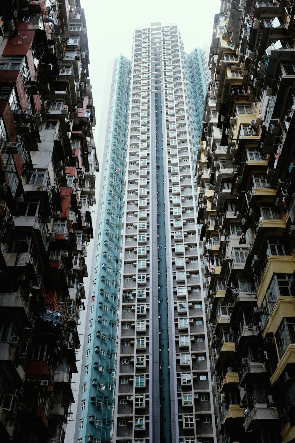 edificio in cemento bianco e blu