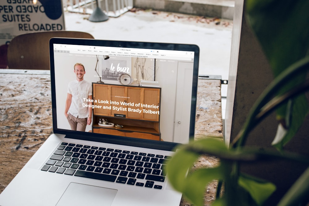 MacBook Pro sur une table en bois marron pendant la journée