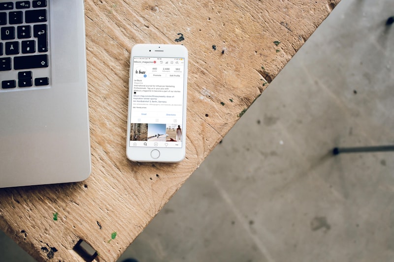 Holz-Visitenkarte oder Fotomagnet – handgebrannt