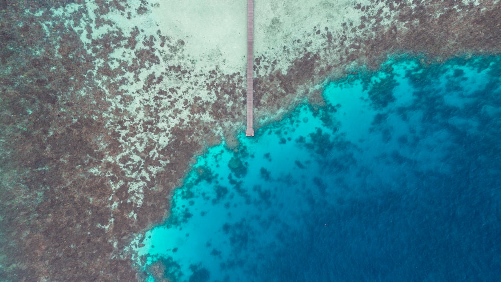 fotografia aérea do corpo de água azul durante o dia