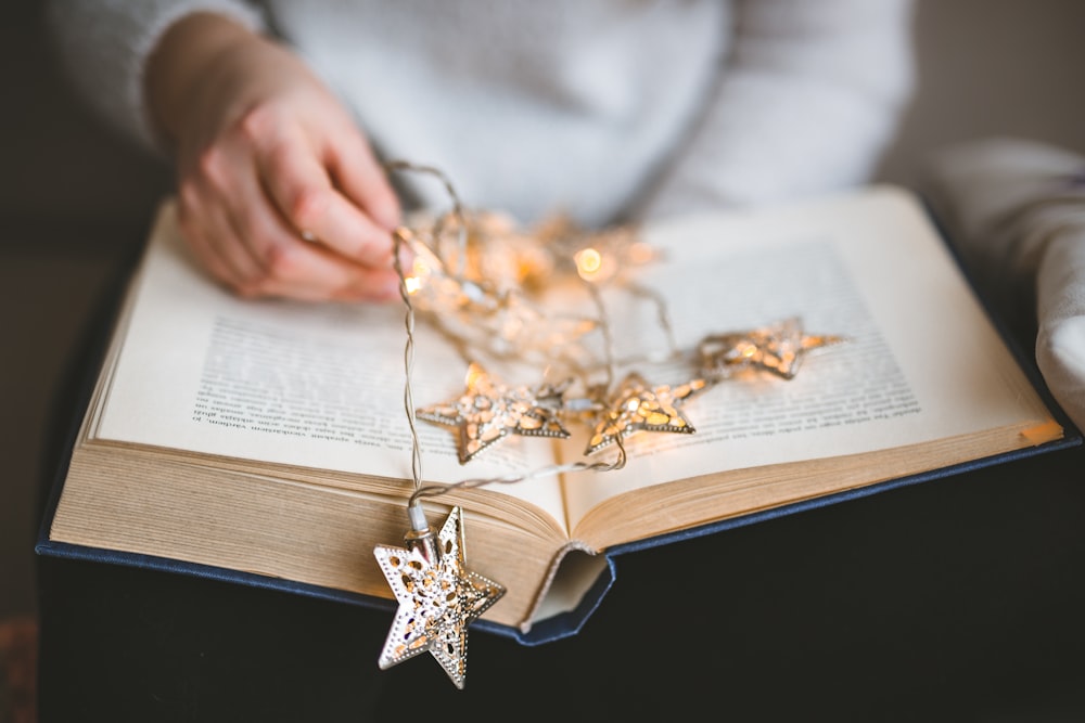 luci a stringa di stelle marroni sul libro