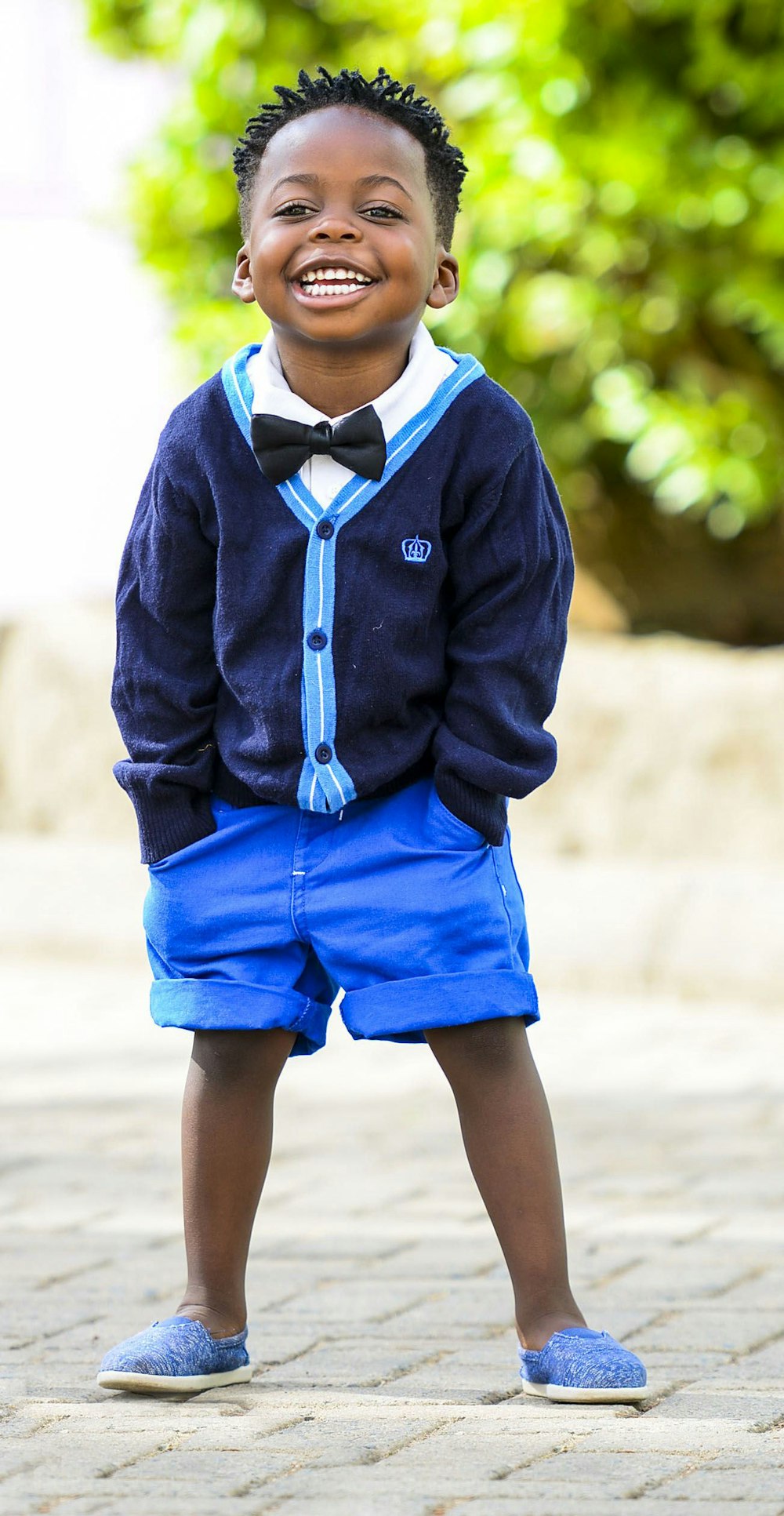 Foto de enfoque selectivo de niño de pie en pavimento gris