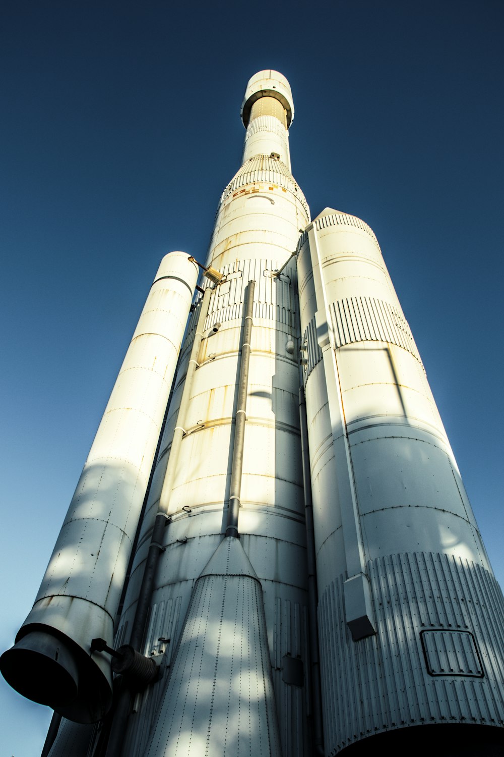 close-up photography of white space shuttle during daytime