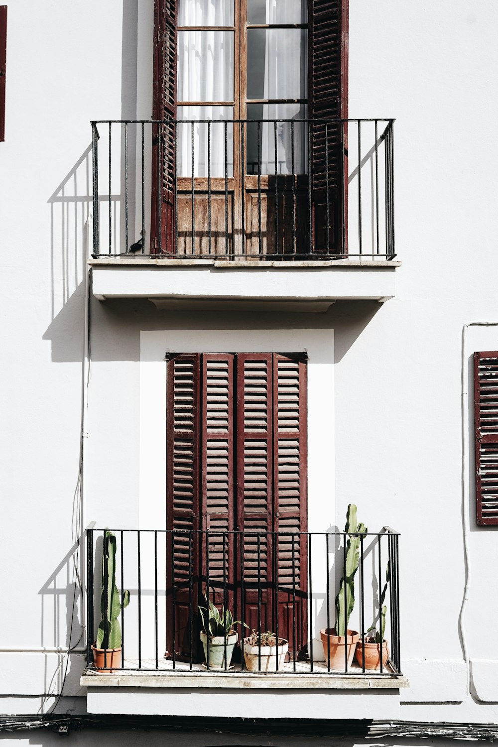 Casa de 2 andares com portas de janela com persiana