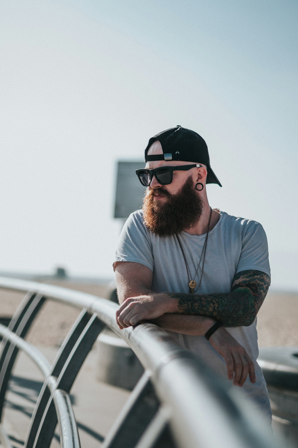 Fotografía de enfoque superficial de hombre con gafas de sol wayfarer negras