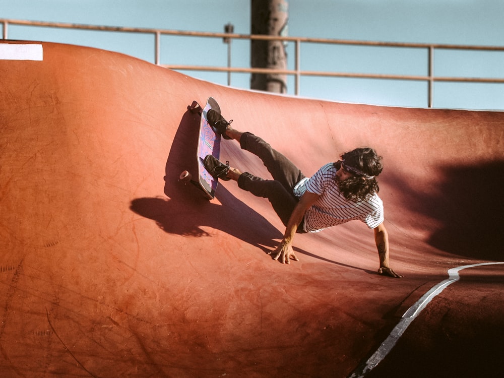 uomo che gioca skateboard mentre fa trucchi