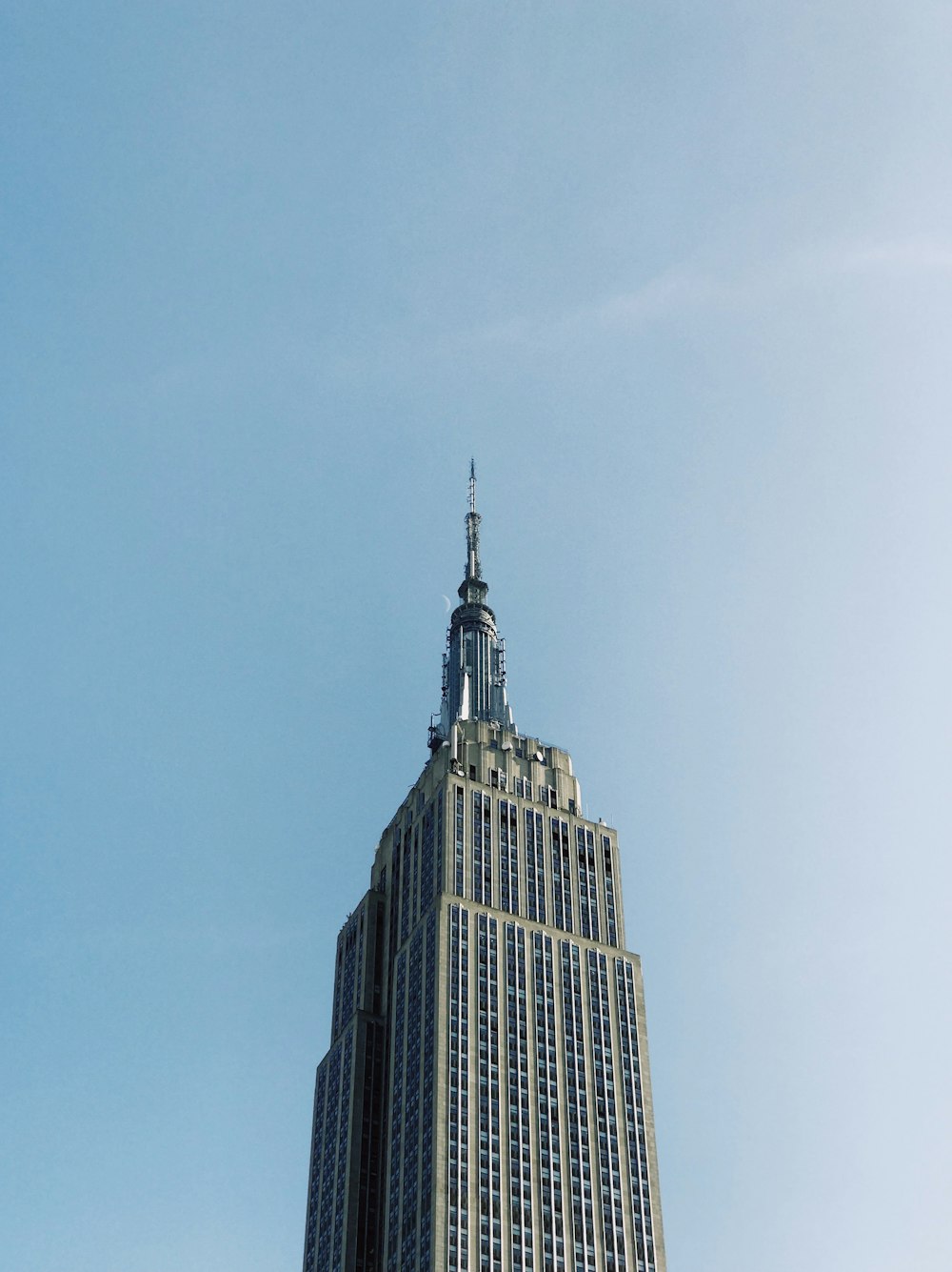fotografia de baixo ângulo do Empire State Building, Nova York sob o céu azul durante o dia