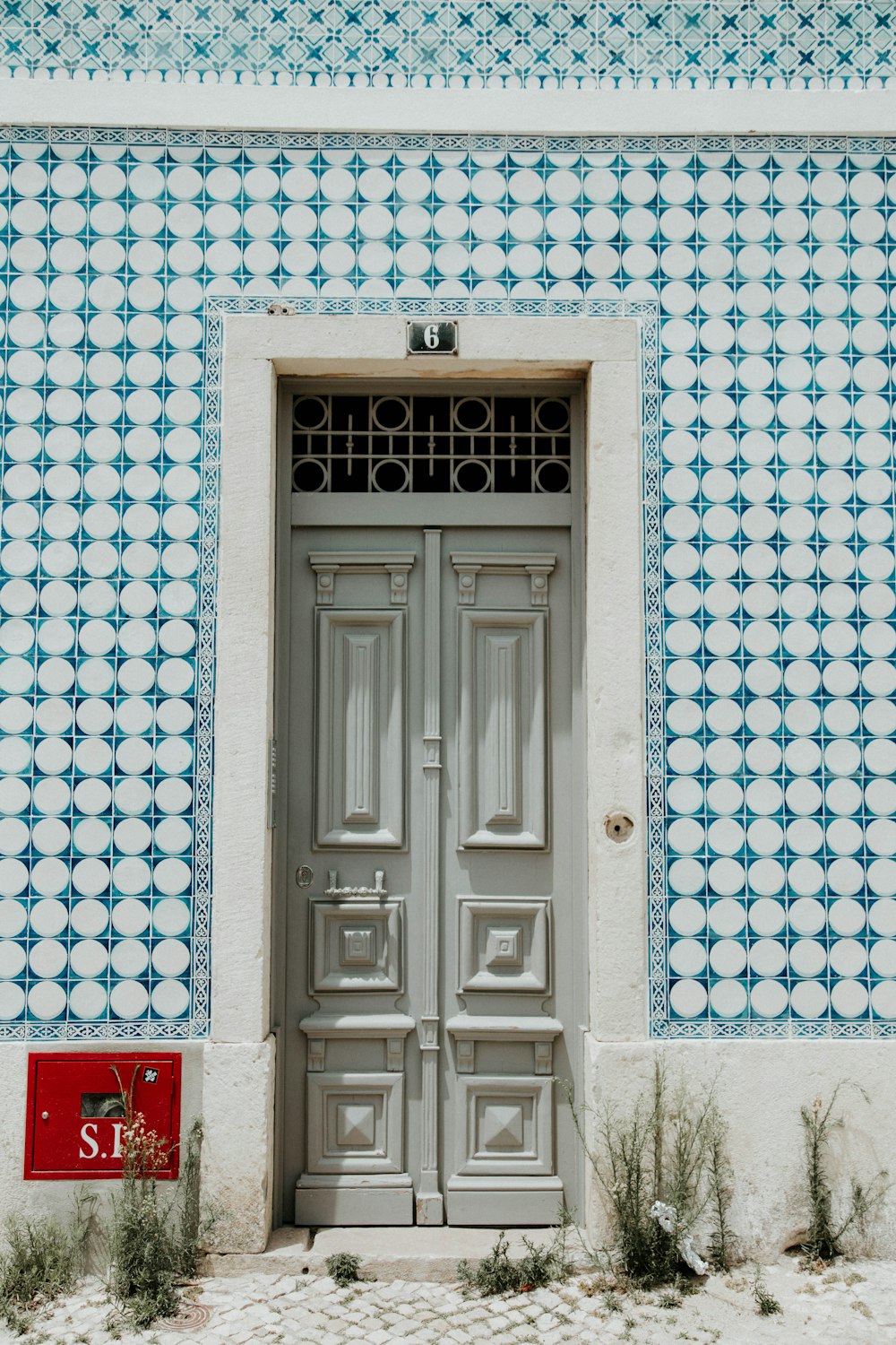 porta in legno grigio