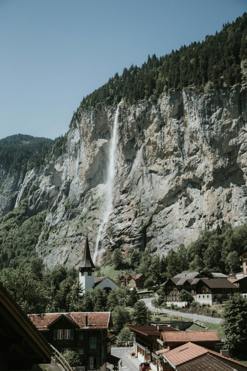 Casa bianca e marrone sulla cima della montagna